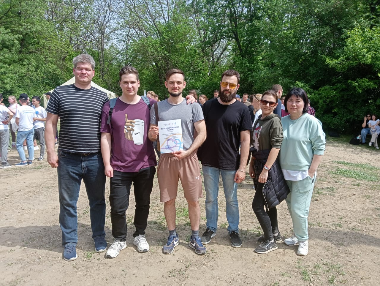 Сотрудники НИИ физики ЮФУ приняли участие в субботнике в Ботаническом саду